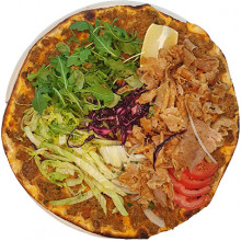 Lahmacun Teller mit Kebabfleisch